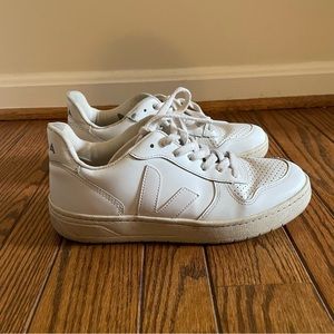 Veja Women’s V-10 sneaker size 8 (white on white)